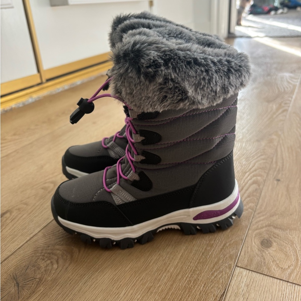 Grey kids snowboots size youth 2